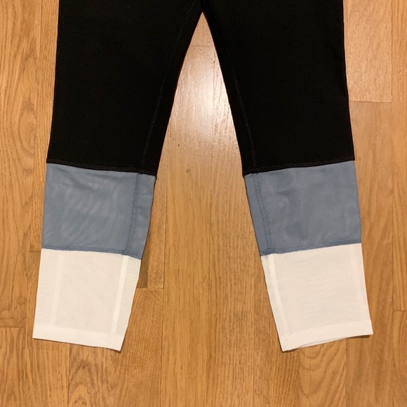 NIKE Dri-Fit One Legend Pant Cropped! ✨ - Picture 3 of 7